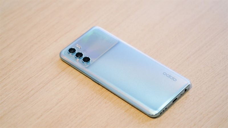 Cạnh trái của OPPO K9 Pro. Cạnh trái của OPPO K9 Pro.