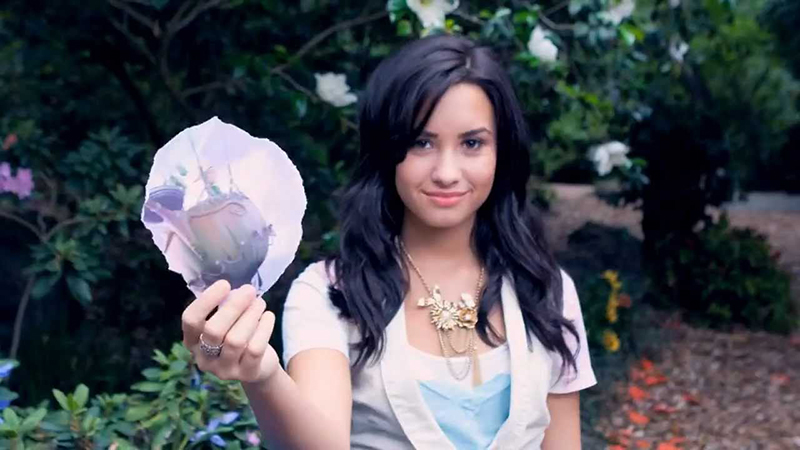 Demi Lovato trong MV A Gift of a Friend