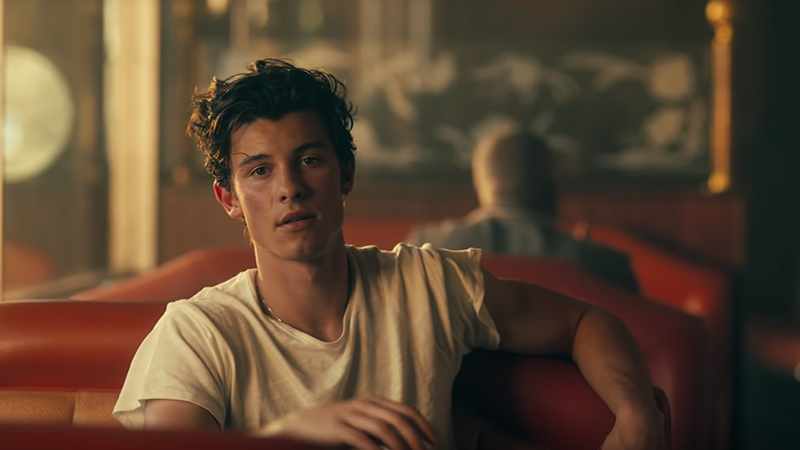 Shawn Mendes trong MV của "Senorita"