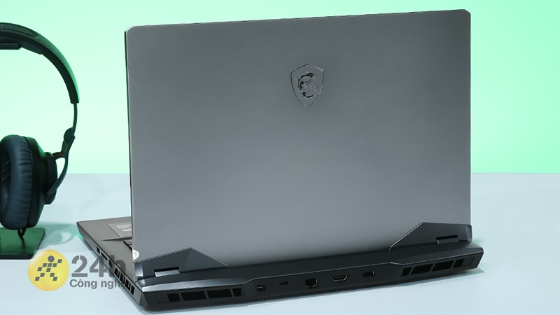 Phần gù sau của MSI GE66 Raider được làm to hơn trông khá hầm hố. Phần gù sau của MSI GE66 Raider được làm to hơn trông khá hầm hố.
