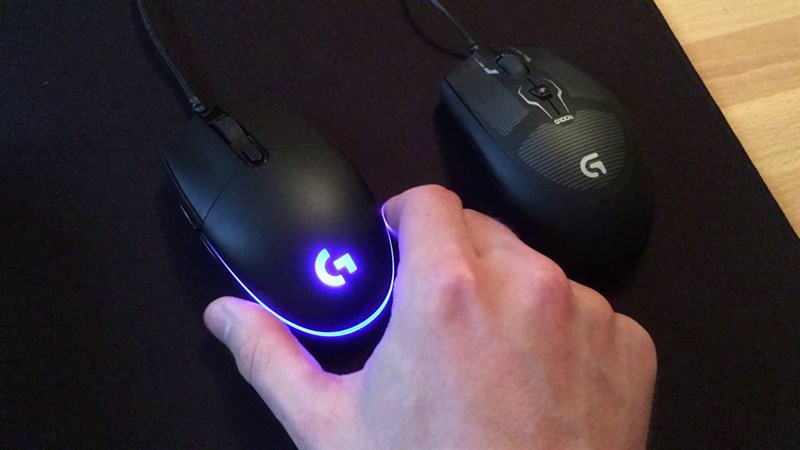 Logitech G PRO Hero được lấy cảm hứng từ các đường nét cổ điển, cấu trúc đơn giản của khung chuột Logitech G100 và G100s. Logitech G PRO Hero được lấy cảm hứng từ các đường nét cổ điển, cấu trúc đơn giản của khung chuột Logitech G100 và G100s.