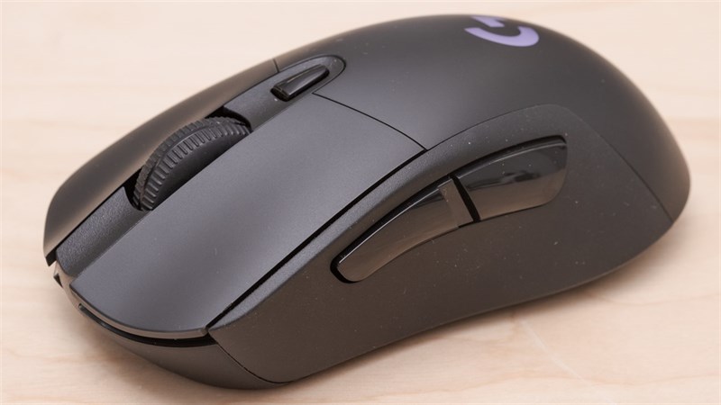 Logitech G703 Wireless Mouse cũng được trang bị 6 nút có thể lập trình. Logitech G703 Wireless Mouse cũng được trang bị 6 nút có thể lập trình.