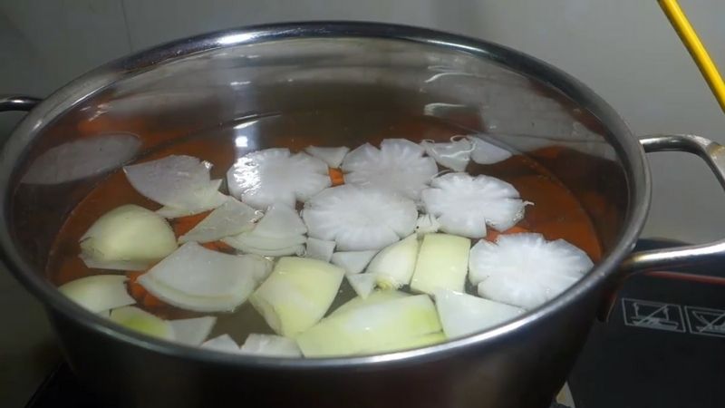 Nấu nước dùng với các loại củ cải và hành tây