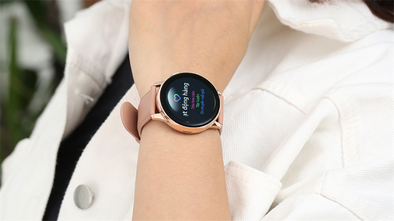 Đồng hồ thông minh Samsung Galaxy Watch Active 2 vẫn giữ nguyên thiết kế mặt tròn sang trọng.