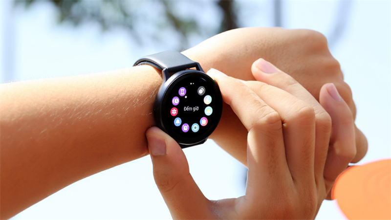 Galaxy Watch Active 2 mang thiết kế gọn gàng, tôn dáng tay với dây đeo chất liệu Silicone mềm mại.