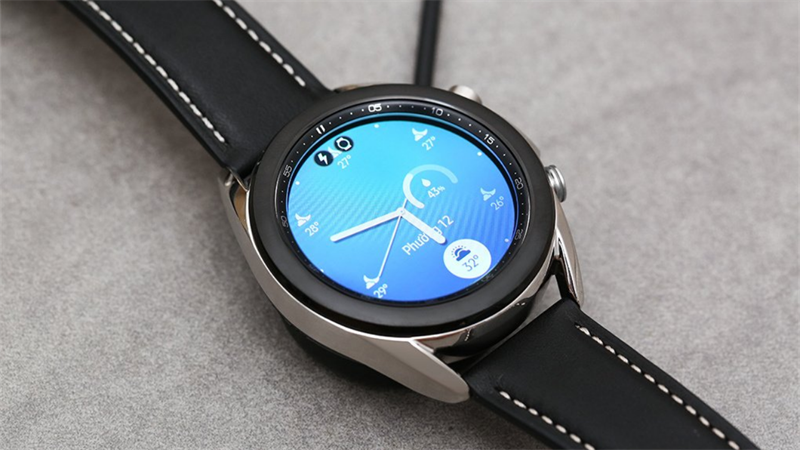 Samsung Galaxy Watch 3 41mm sở hữu viền thép bạc dây da trẻ trung và năng động.