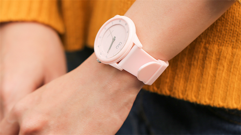 Với thiết kế năng động, trẻ trung, đây là chiếc đồng hồ nữ mang nét dịu dàng nhưng không kém phần năng động.