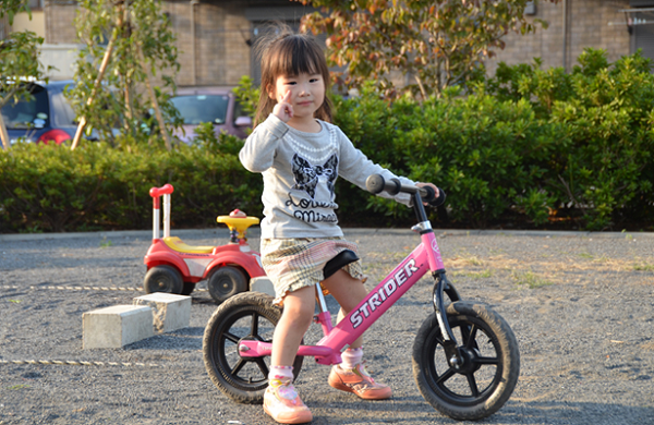 Xe chòi chân phát triển các kỹ năng vận động cho bé
