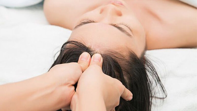 Massage đầu khoảng 15 phút.