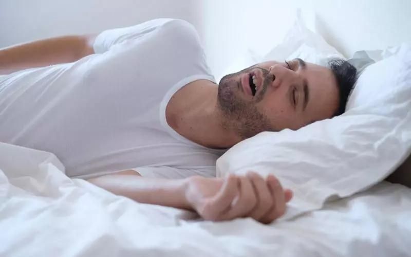 Chứng ngưng thở khi ngủ có triệu chứng ban đầu là chảy nhiều nước miếng