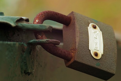 Vì ổ khóa bị han gỉ, chìa khóa nằm trong ổ khóa.