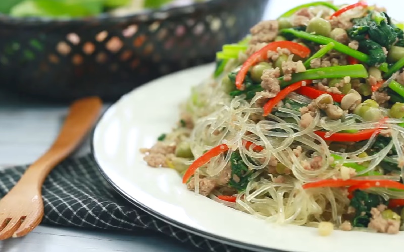 How to make quick stir-fried noodles with minced beef for a nutritious breakfast