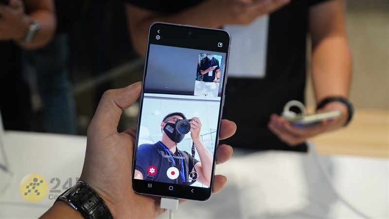 Với camera trước 32 MP, Galaxy S21 FE hứa hẹn sẽ mang đến cho chúng ta chấn lượng ảnh selfie đẹp mắt Với camera trước 32 MP, Galaxy S21 FE hứa hẹn sẽ mang đến cho chúng ta chấn lượng ảnh selfie đẹp mắt