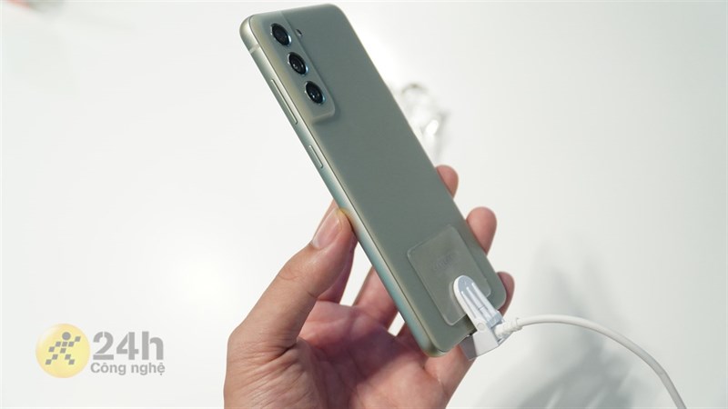 Với viên pin 4.500 mAh, Samsung Galaxy S21 FE cho thời gian sử dụng thoải mái trong một ngày Với viên pin 4.500 mAh, Samsung Galaxy S21 FE cho thời gian sử dụng thoải mái trong một ngày