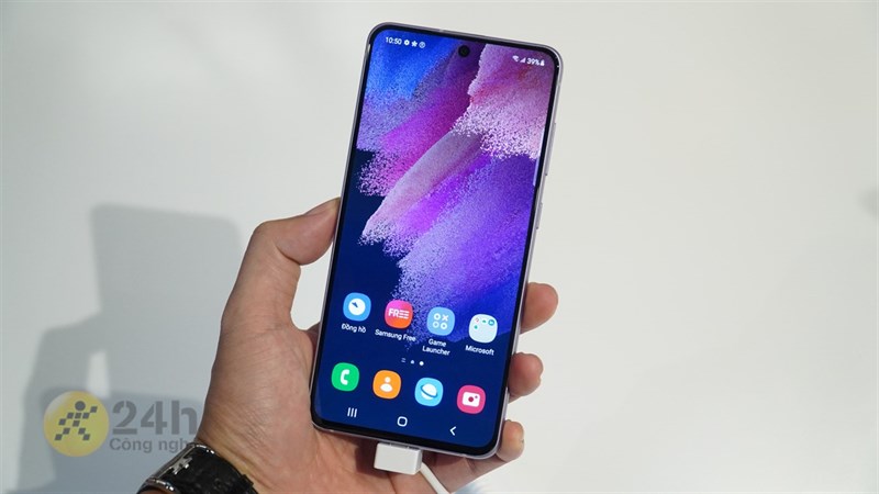 Galaxy S21 FE với màn hình đẹp mắt, tần số quét 120 Hz mượt mà Galaxy S21 FE với màn hình đẹp mắt, tần số quét 120 Hz mượt mà