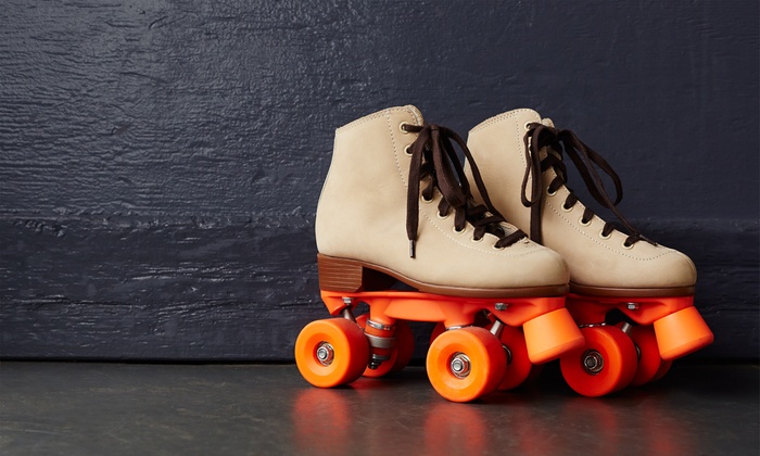 Giày trượt patin 2 hàng bánh (Roller Skates/Roller Quad) nổi bật với hai bánh xe phía trước và hai bánh xe phía sau
