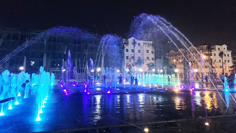 Quảng trường nhạc nước Hòa Bình đầy sắc màu khi trời tối