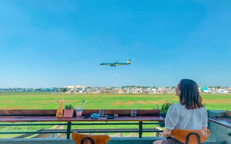 Vừa chill với view đồng xanh, vừa ngắm máy bay tại Phen’s coffee