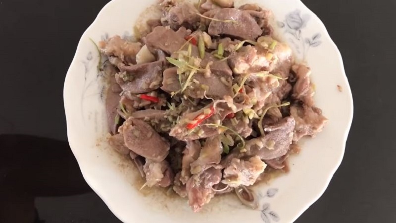 Instructions on how to make fried pork tongue with lemongrass and chili to nourish the whole family at the weekend