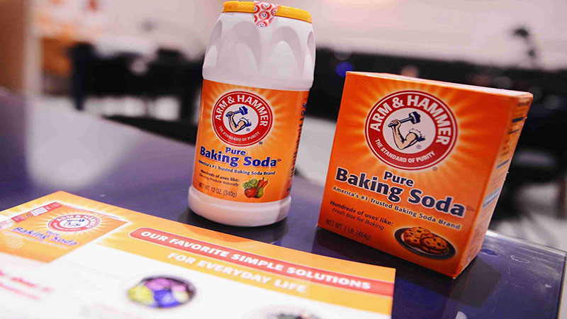 Dùng baking soda để loại bỏ các vết bẩn cứng đầu