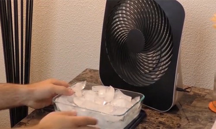 Bạn chuẩn bị 1 thau nước đá đặt trước chiếc quạt điện nhà mình.