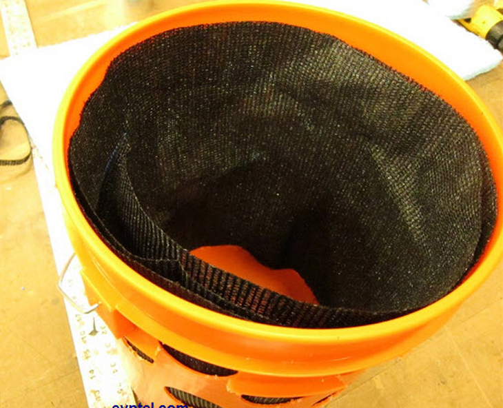 Cuộn tấm vải và miếng xốp vào bên trong thùng