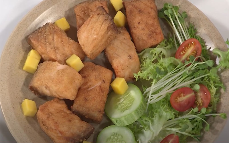 Instructions on how to make fried salmon with sweet and sour mango sauce with European standard