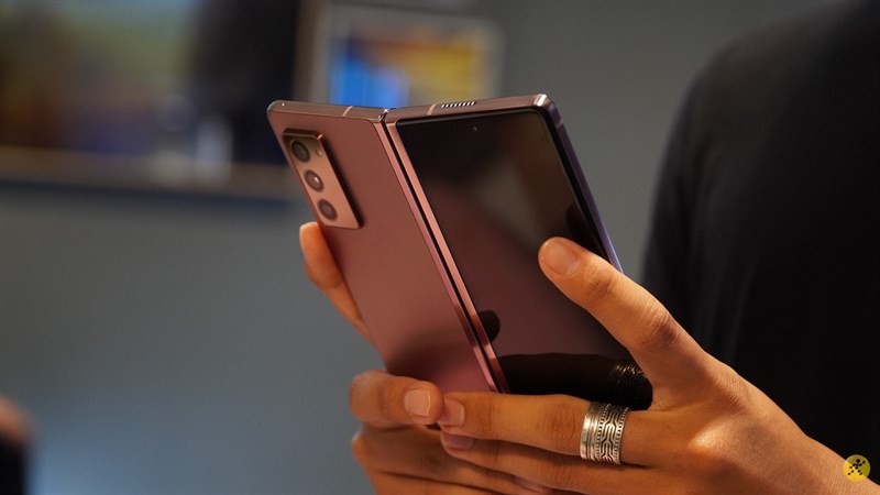 Samsung Galaxy Z Fold2 5G sở hữu thiết kế lịch lãm, hơi hướng tương lai