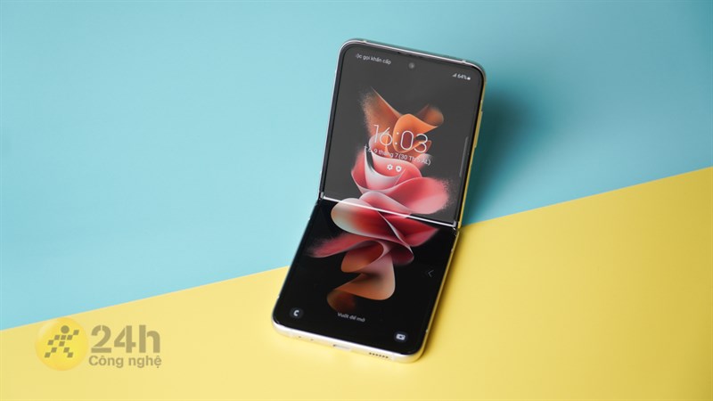 Màn hình của Galaxy Z Flip3 5G có thể gập lại dễ dàng Màn hình của Galaxy Z Flip3 5G có thể gập lại dễ dàng