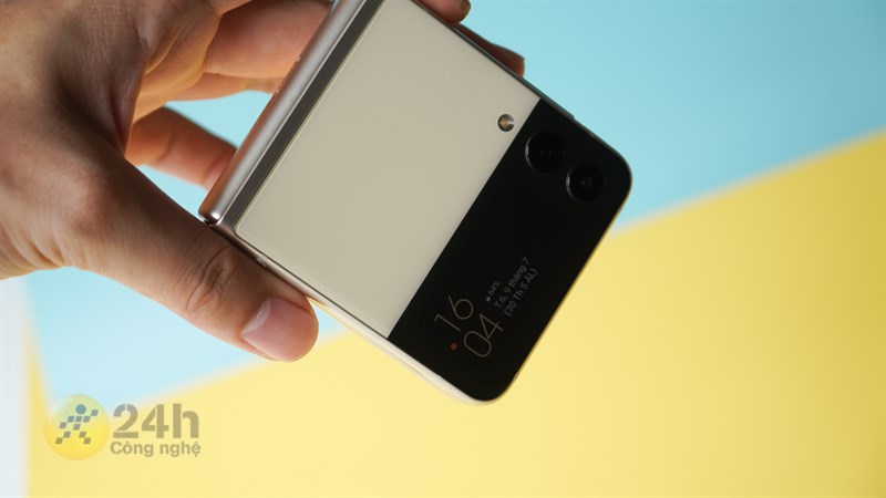 Màn hình phụ ở mặt lưng có thể giúp bạn selfie với camera chính Màn hình phụ ở mặt lưng có thể giúp bạn selfie với camera chính