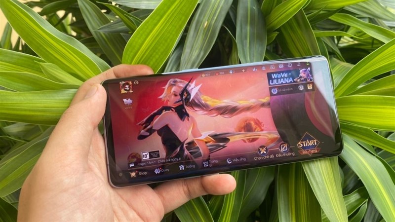Khi chơi game thì OPPO Reno6 Pro 5G sẽ tăng tốc độ làm tươi màn hình. Khi chơi game thì OPPO Reno6 Pro 5G sẽ tăng tốc độ làm tươi màn hình.