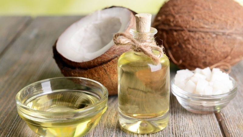 Thoa quá nhiều dầu dừa trong một lần có thể khiến da bí bách