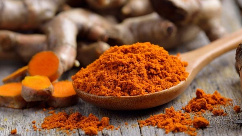 Không rửa sạch nghệ sẽ khiến da bị bít tắc, ám màu vàng nghệ lên da