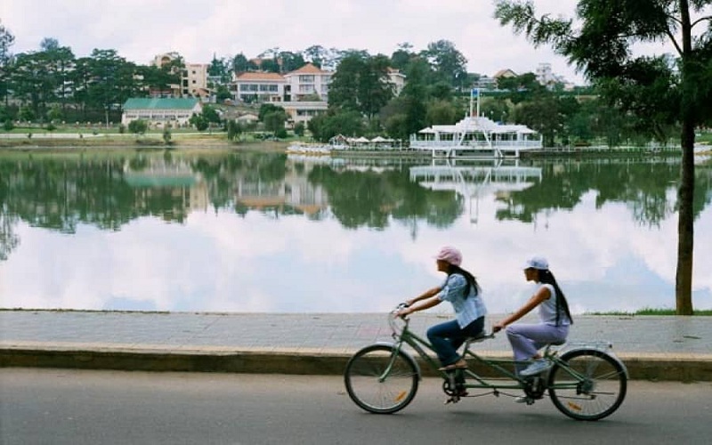 Đi xe đạp đôi để tận hưởng bầu không khí tại Đà Lạt