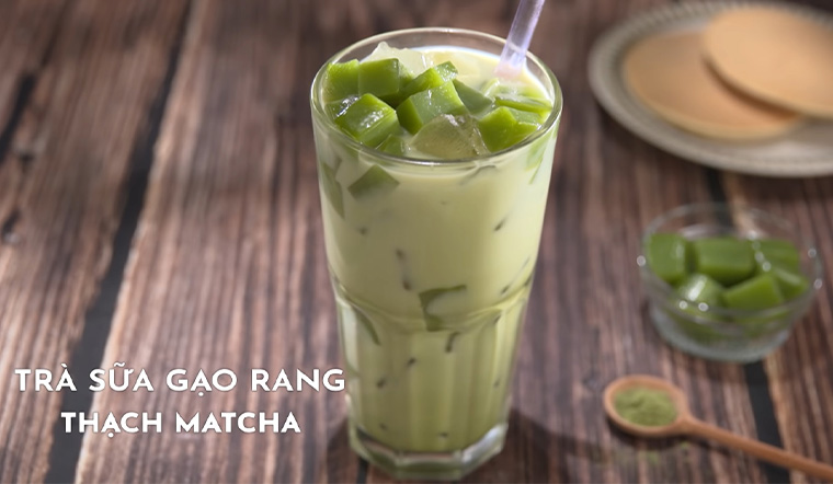 Cách làm trà sữa gạo rang thạch matcha thanh mát cho mùa nóng