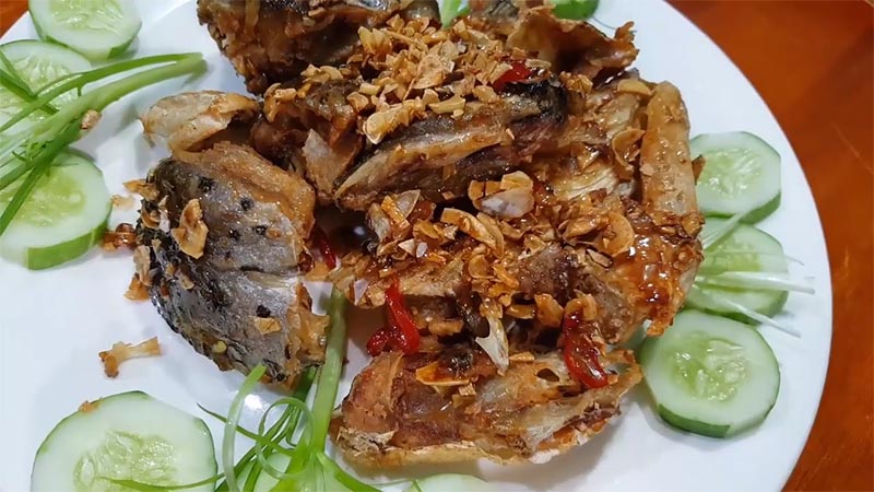 Learn how to make sweet and salty garlic fried salmon head, great drink