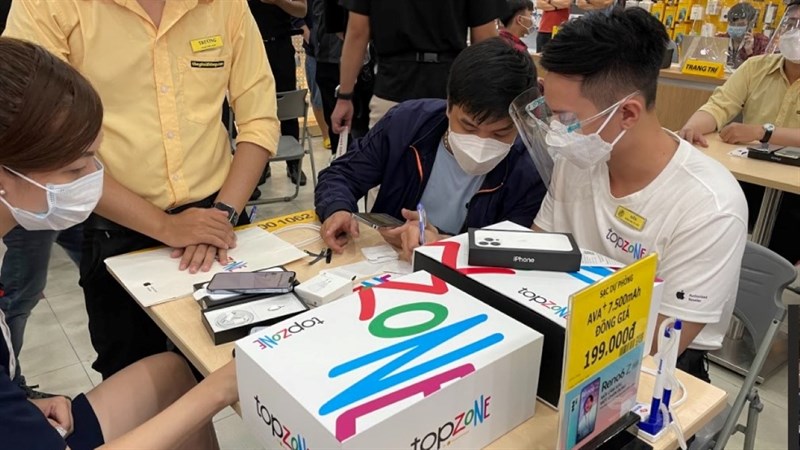 Nhân viên đang tư vấn cho khách hàng Nhân viên đang tư vấn cho khách hàng