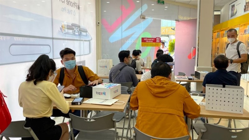 Bên trong một cửa hàng TopZone ngày khai trương Bên trong một cửa hàng TopZone ngày khai trương