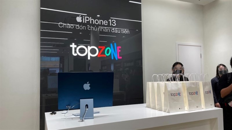 Bên trong cửa hàng TopZone Bên trong cửa hàng TopZone