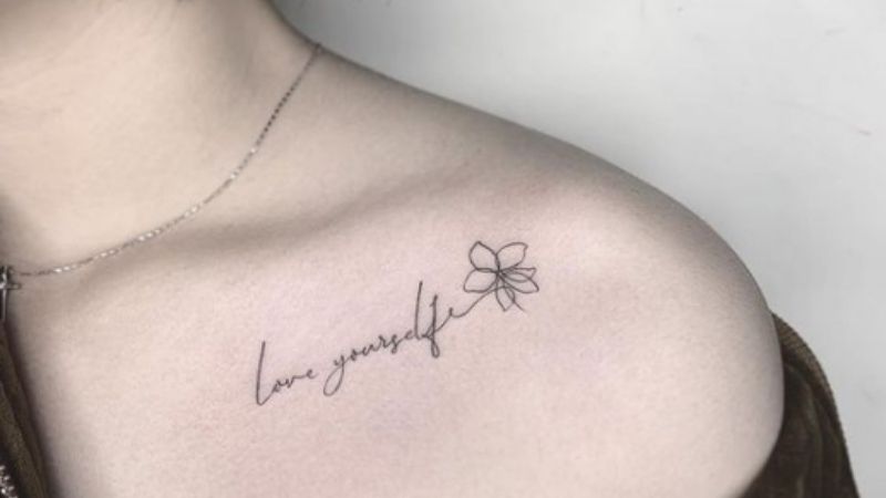 Hình xăm chữ ‘Love yourself’: tạm dịch Hãy luôn yêu thương bản thân