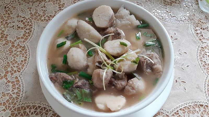 Canh sườn nấu khoai sọ