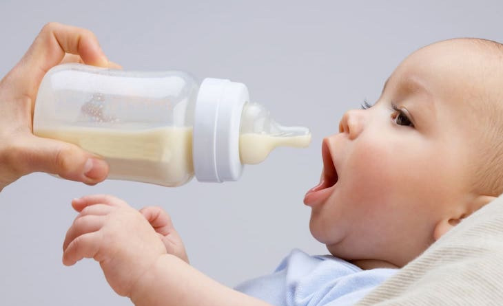 Thay bình sữa cho bé khi bình sữa ố vàng