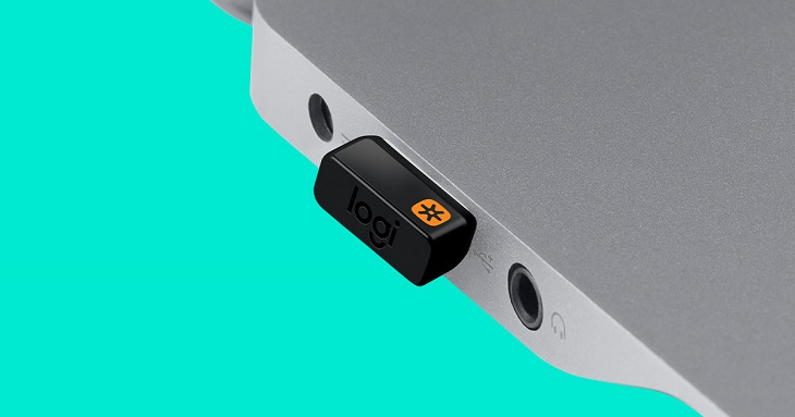 Cắm đầu USB Unifying Receiver của chuột không dây vào laptop 