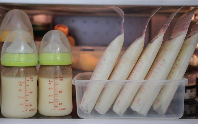 Bạn có thể dự trữ sữa trong bình chứa hoặc túi đựng sữa chuyên dụng