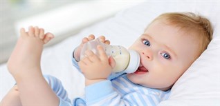 Sữa mẹ mới hút có thể để ngoài được bao lâu?

