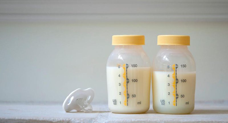 Sữa mẹ để ngoài được bao lâu thì an toàn cho bé sử dụng không bị hỏng