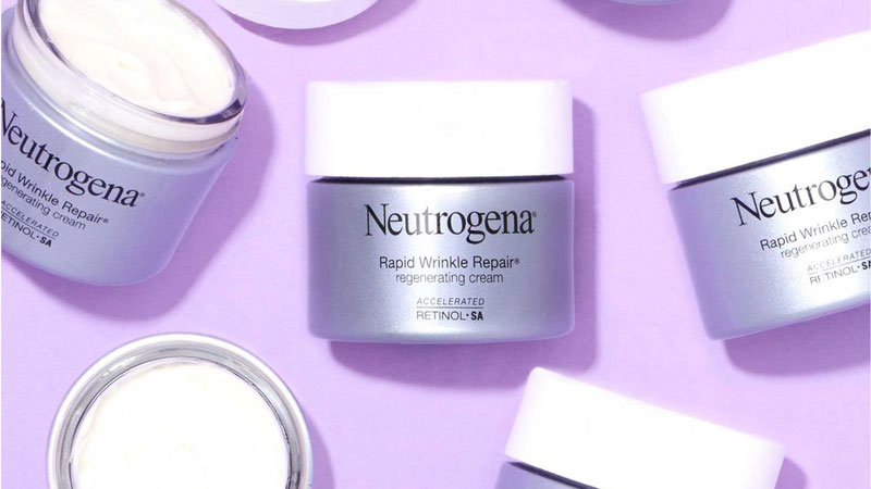 Retinol trong Neutrogena giúp cho làm mờ nếp nhăn và cải thiện màu da