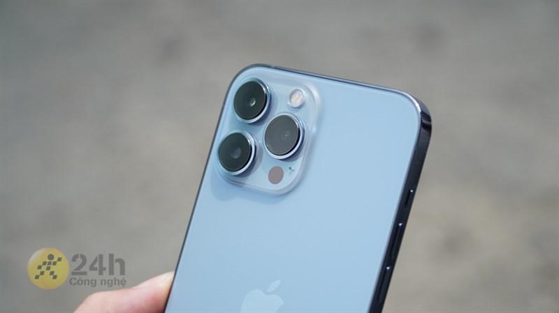 Cận cảnh cụm camera sau của iPhone 13 Pro Max.