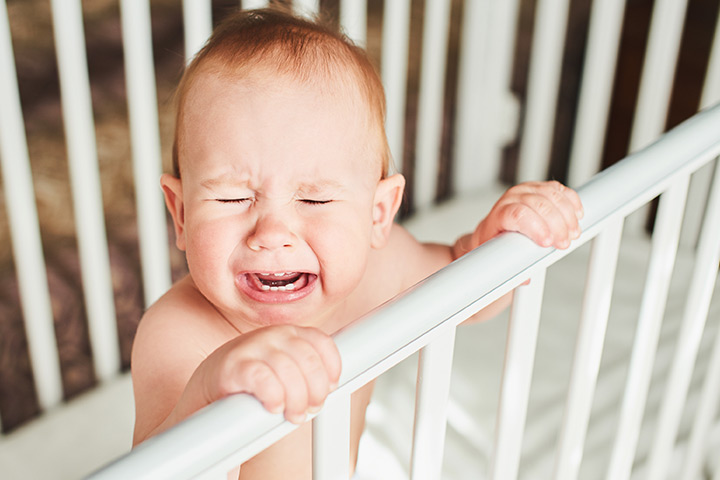 Trong quá trình cai sữa, bé có thể sẽ cáu kỉnh hoặc quấy khóc nhiều