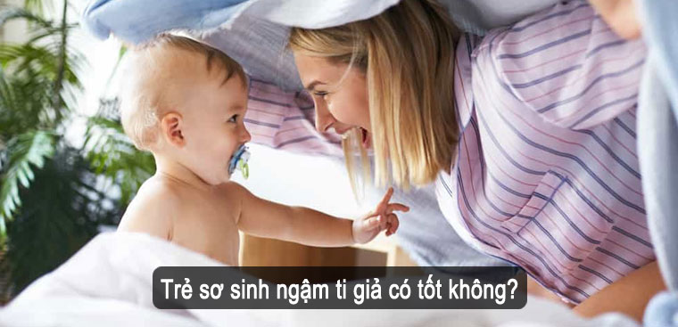 Trẻ sơ sinh ngậm ti giả có tốt không? Thời gian sử dụng và cai ti giả